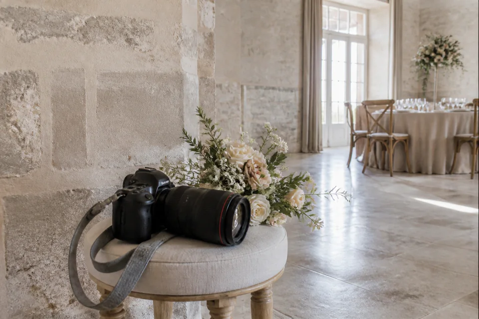 Appareil photo et accessoires de reportage de mariage — illustration générée par IA