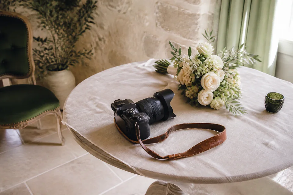 Appareil photo et accessoires de reportage de mariage — illustration générée par IA