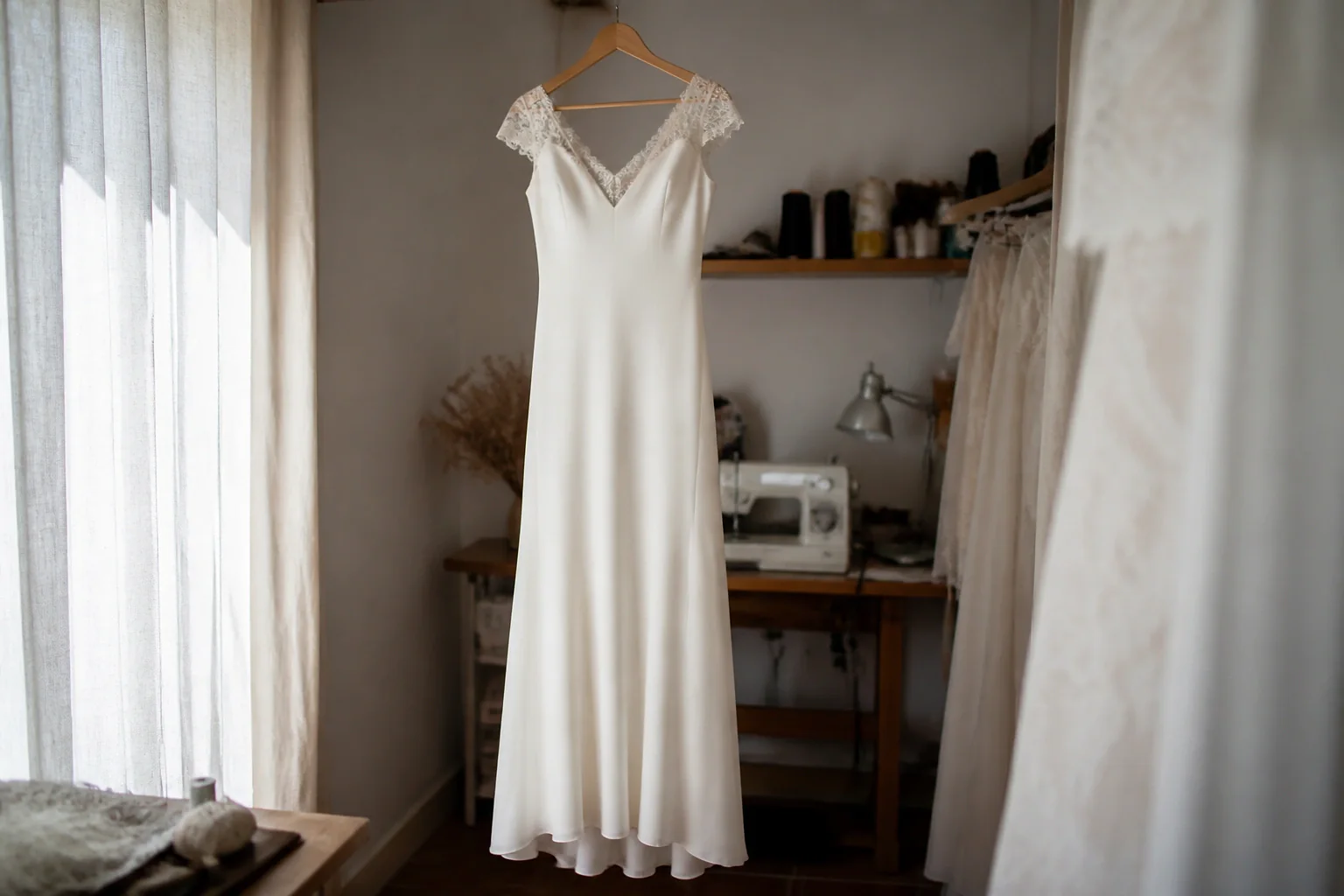 Robe de mariée dans un atelier de confection — illustration générée par IA