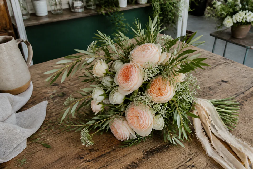 Préparation florale pour un mariage — illustration générée par IA