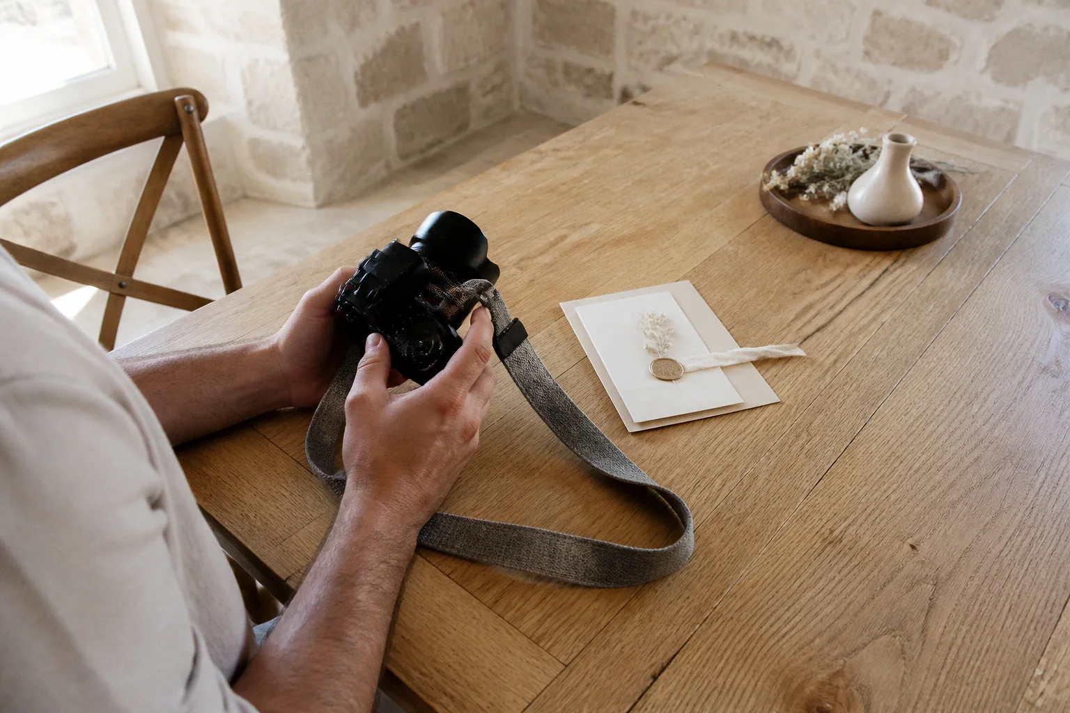 Appareil photo et accessoires de reportage de mariage — illustration générée par IA