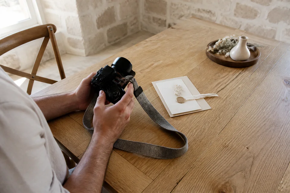 Appareil photo et accessoires de reportage de mariage — illustration générée par IA