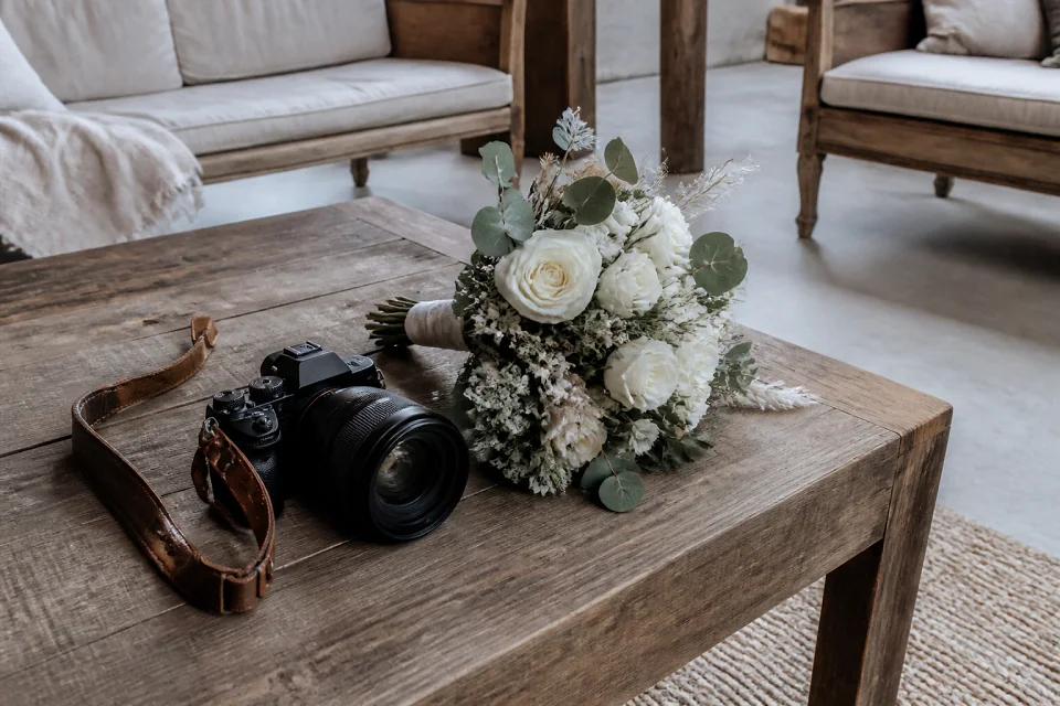 Appareil photo et accessoires de reportage de mariage — illustration générée par IA