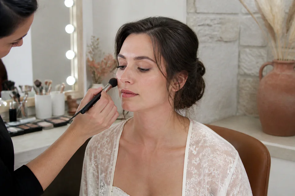Préparation d’un maquillage de mariage — illustration générée par IA