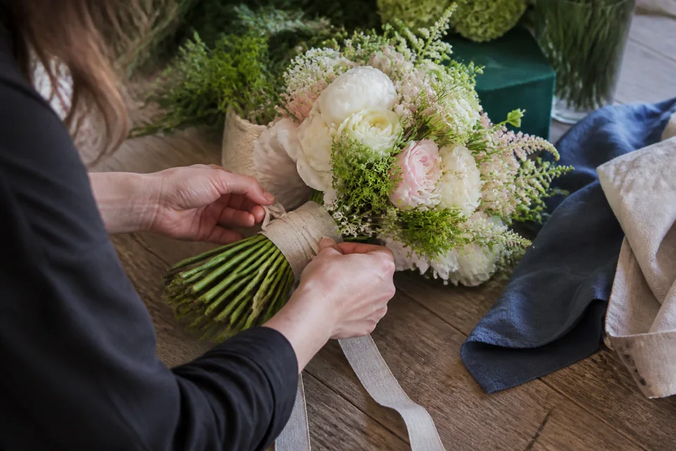 Préparation florale pour un mariage — illustration générée par IA