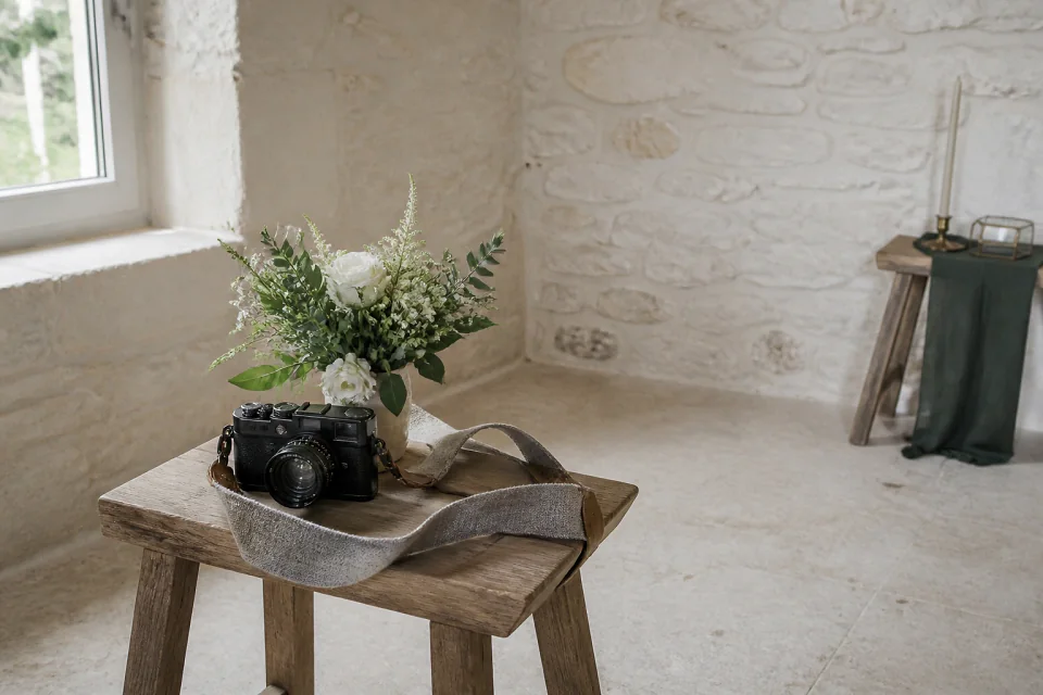 Appareil photo et accessoires de reportage de mariage — illustration générée par IA