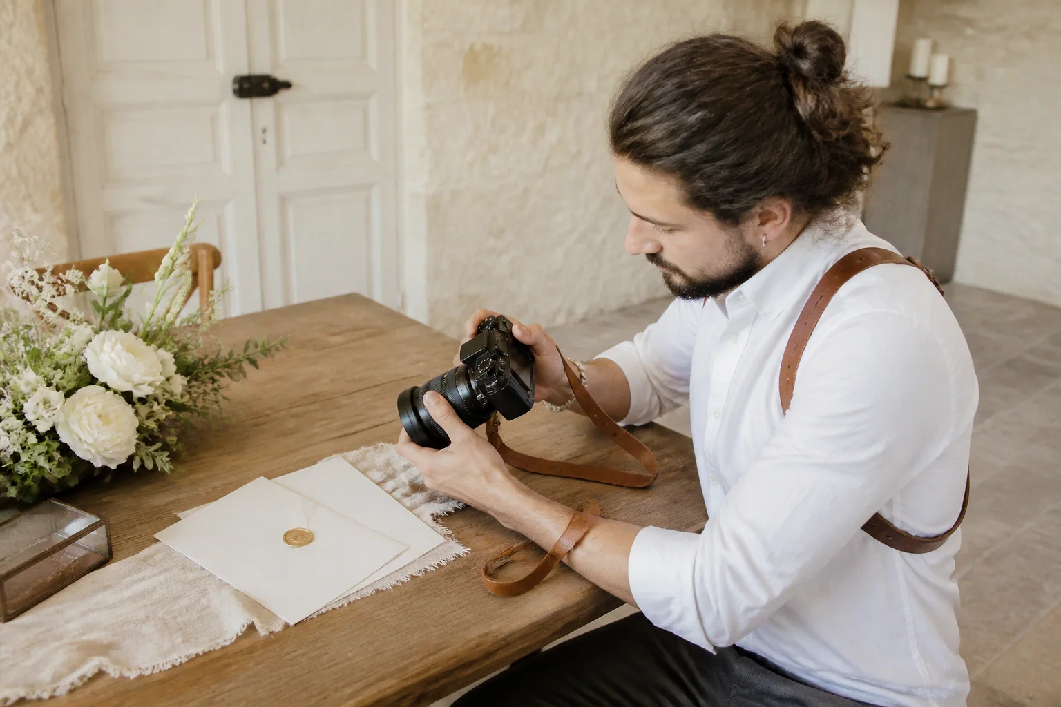 Appareil photo et accessoires de reportage de mariage — illustration générée par IA