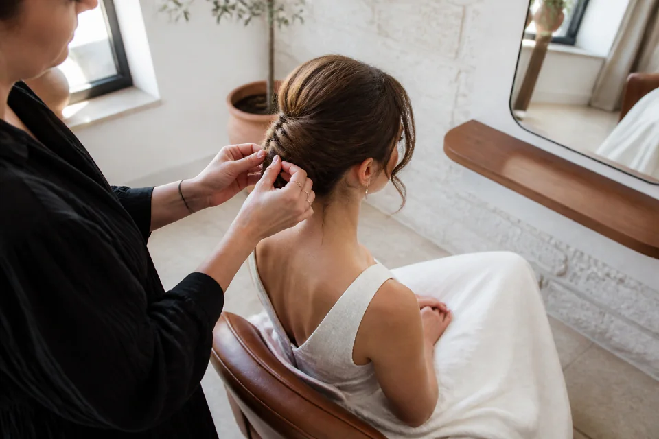 Coiffure de cérémonie vue pendant la préparation — illustration générée par IA