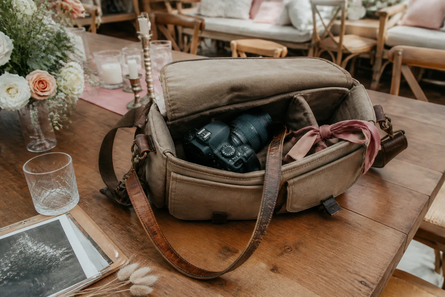 Appareil photo et accessoires de reportage de mariage — illustration générée par IA