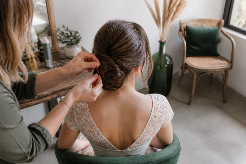 Coiffure de cérémonie vue pendant la préparation — illustration générée par IA