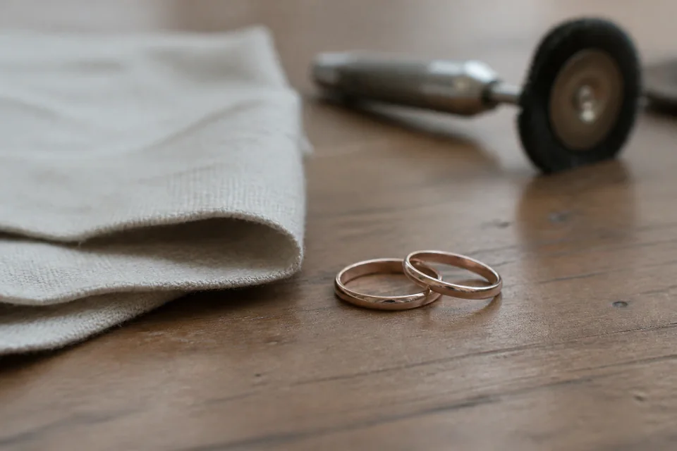 Alliances et travail de bijouterie de mariage — illustration générée par IA