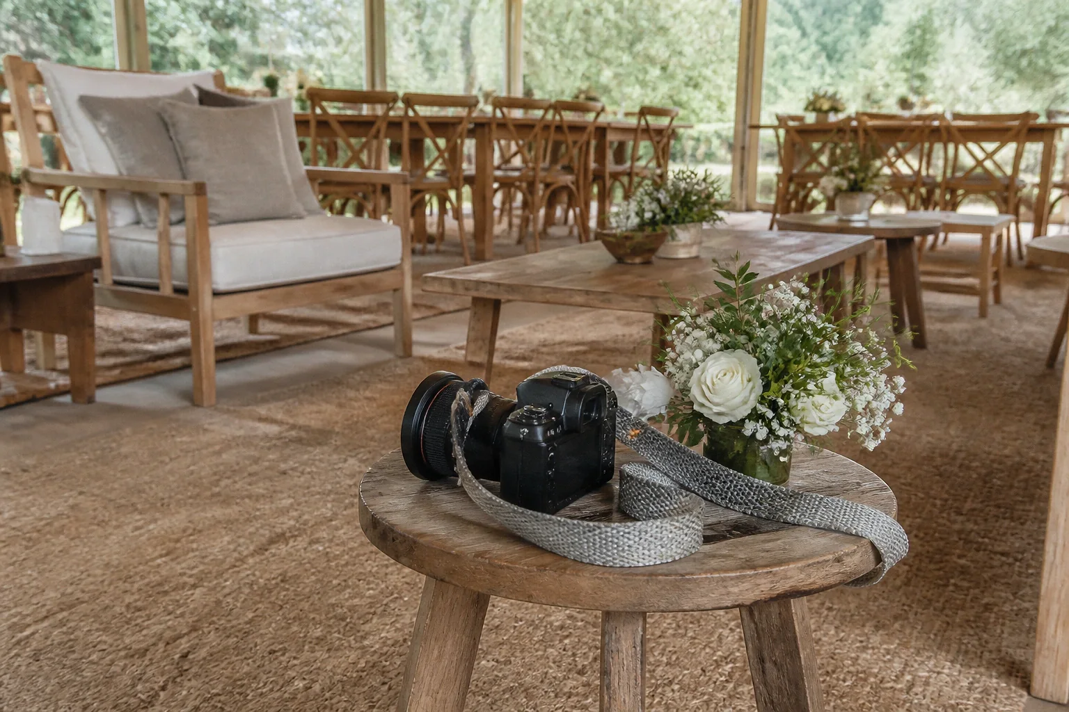 Appareil photo et accessoires de reportage de mariage — illustration générée par IA