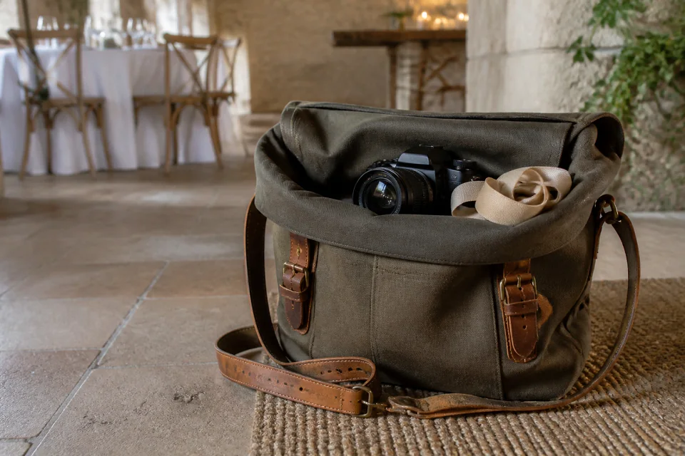 Appareil photo et accessoires de reportage de mariage — illustration générée par IA
