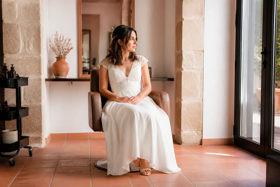 Coiffure de cérémonie vue pendant la préparation — illustration générée par IA