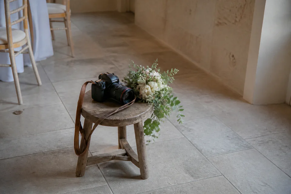 Appareil photo et accessoires de reportage de mariage — illustration générée par IA