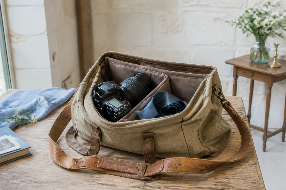 Appareil photo et accessoires de reportage de mariage — illustration générée par IA