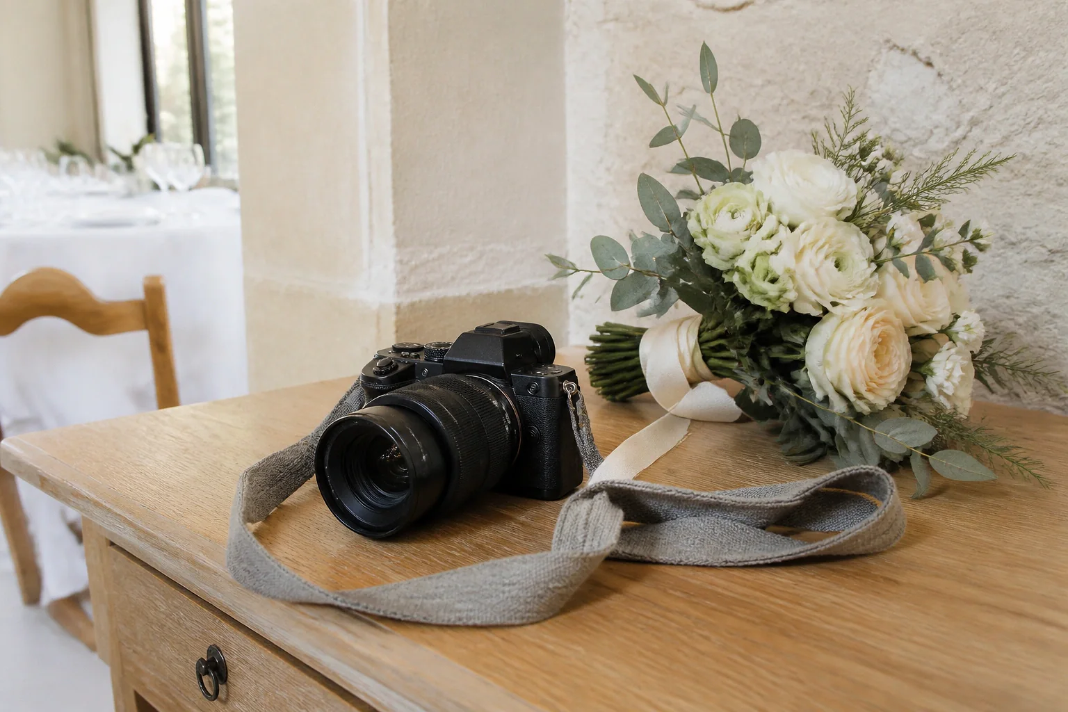 Appareil photo et accessoires de reportage de mariage — illustration générée par IA