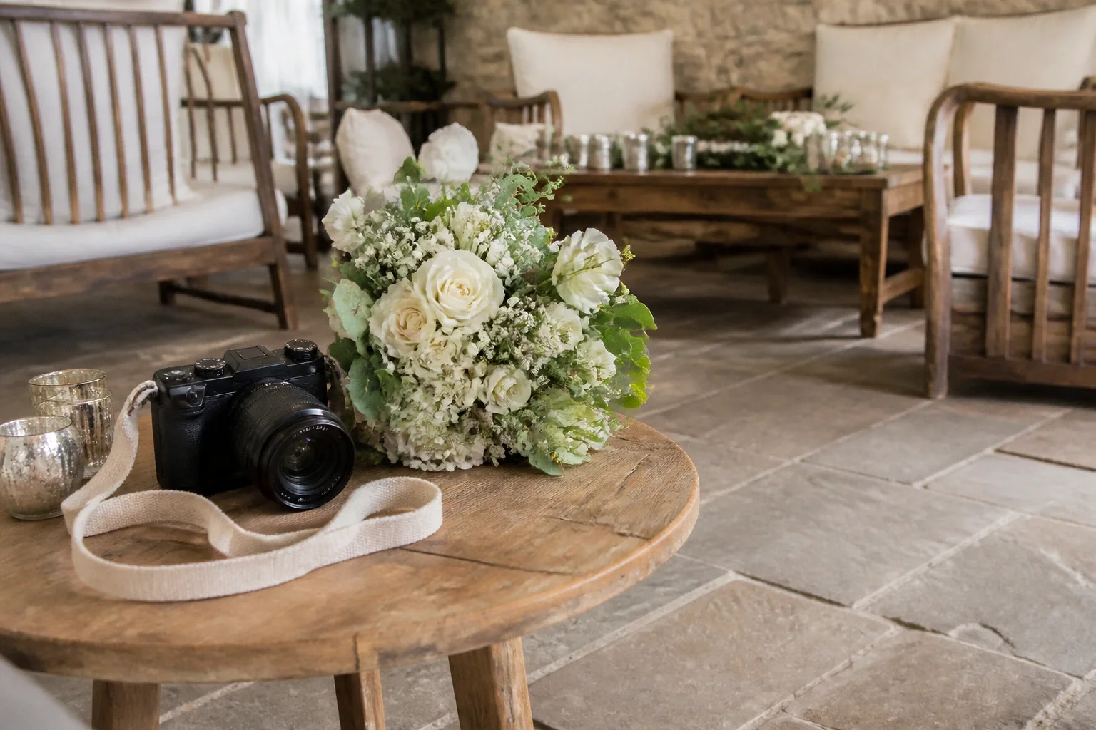 Appareil photo et accessoires de reportage de mariage — illustration générée par IA