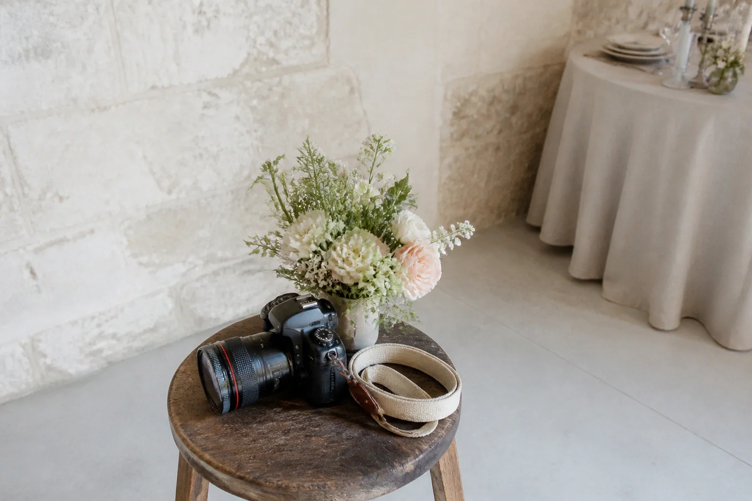 Appareil photo et accessoires de reportage de mariage — illustration générée par IA