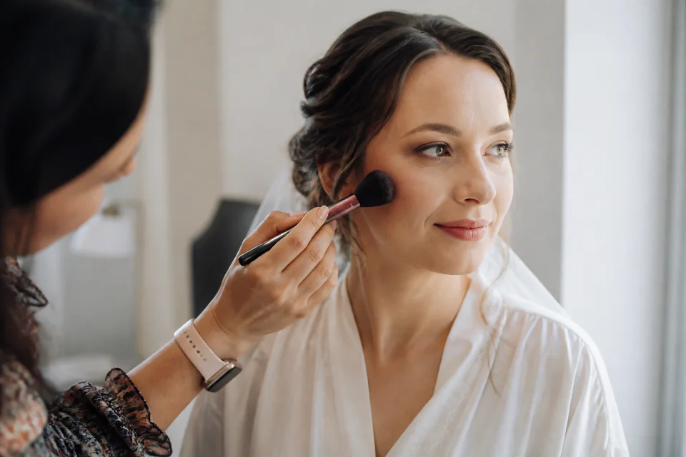 Préparation d’un maquillage naturel de cérémonie — illustration générée par IA
