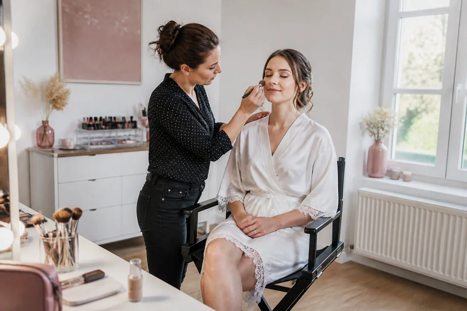 Préparation d’un maquillage de mariage — illustration générée par IA