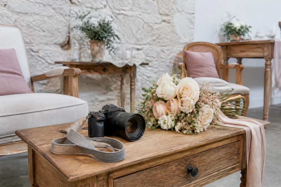 Appareil photo et accessoires de reportage de mariage — illustration générée par IA