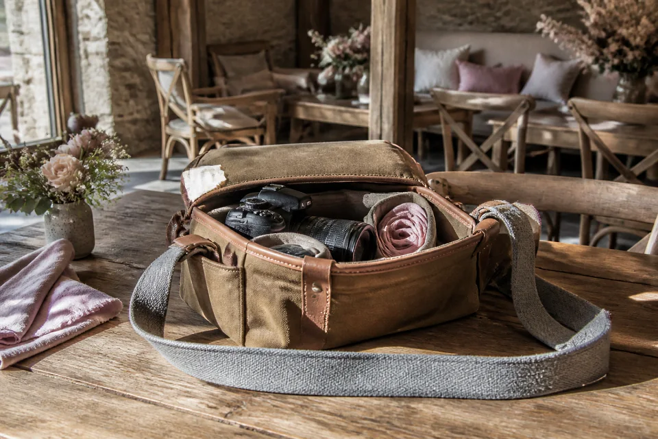 Appareil photo et accessoires de reportage de mariage — illustration générée par IA