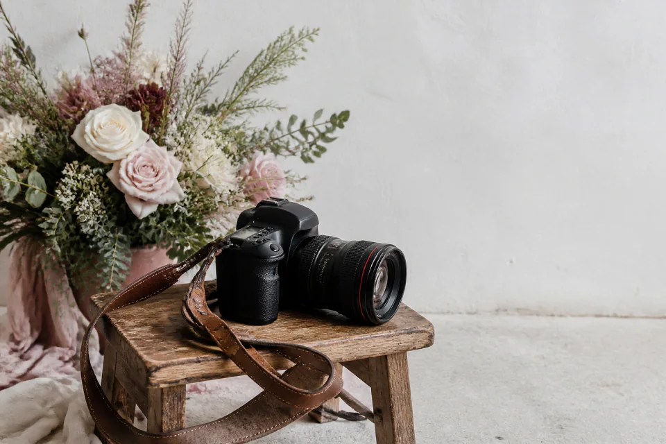 Appareil photo et accessoires de reportage de mariage — illustration générée par IA