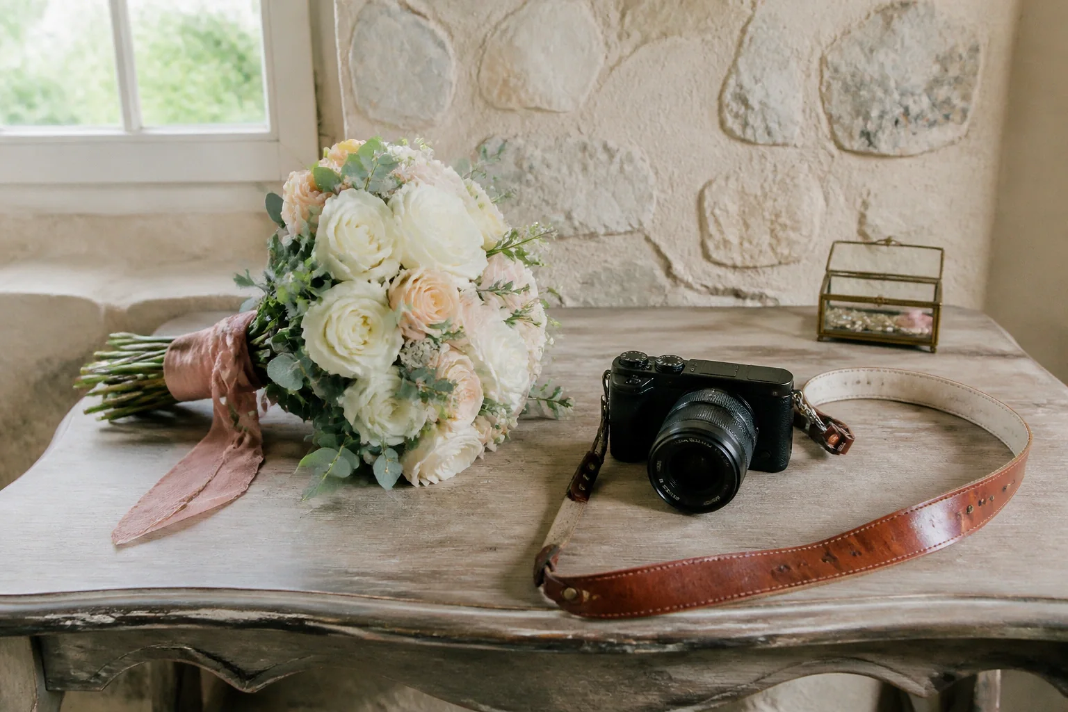 Appareil photo et accessoires de reportage de mariage — illustration générée par IA