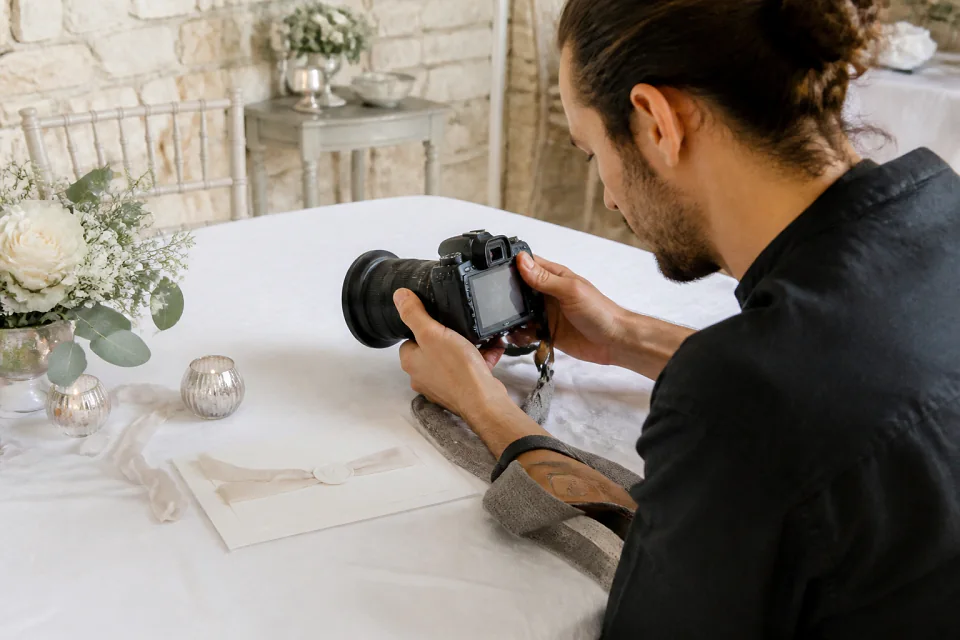 Appareil photo et accessoires de reportage de mariage — illustration générée par IA