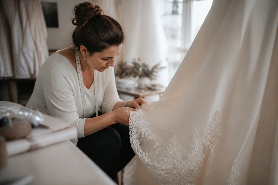 Robe de mariée dans un atelier de confection — illustration générée par IA