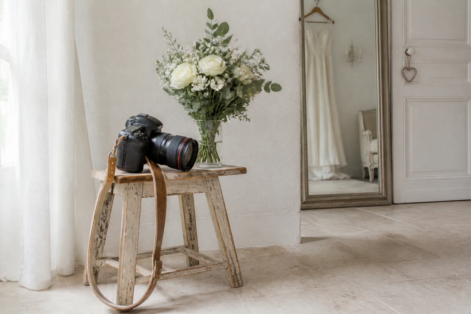 Appareil photo et accessoires de reportage de mariage — illustration générée par IA