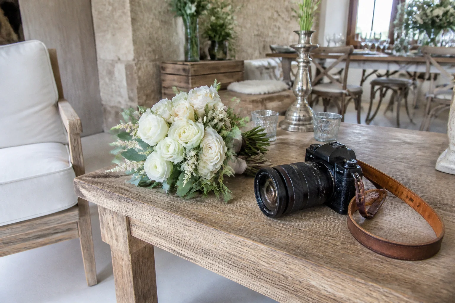 Appareil photo et accessoires de reportage de mariage — illustration générée par IA