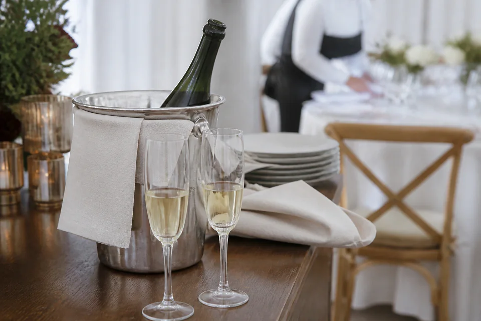 Sélection de boissons pour une réception de mariage — illustration générée par IA