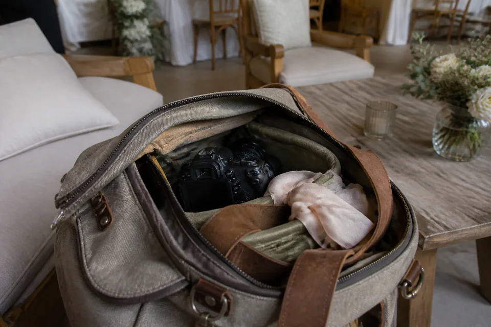 Appareil photo et accessoires de reportage de mariage — illustration générée par IA
