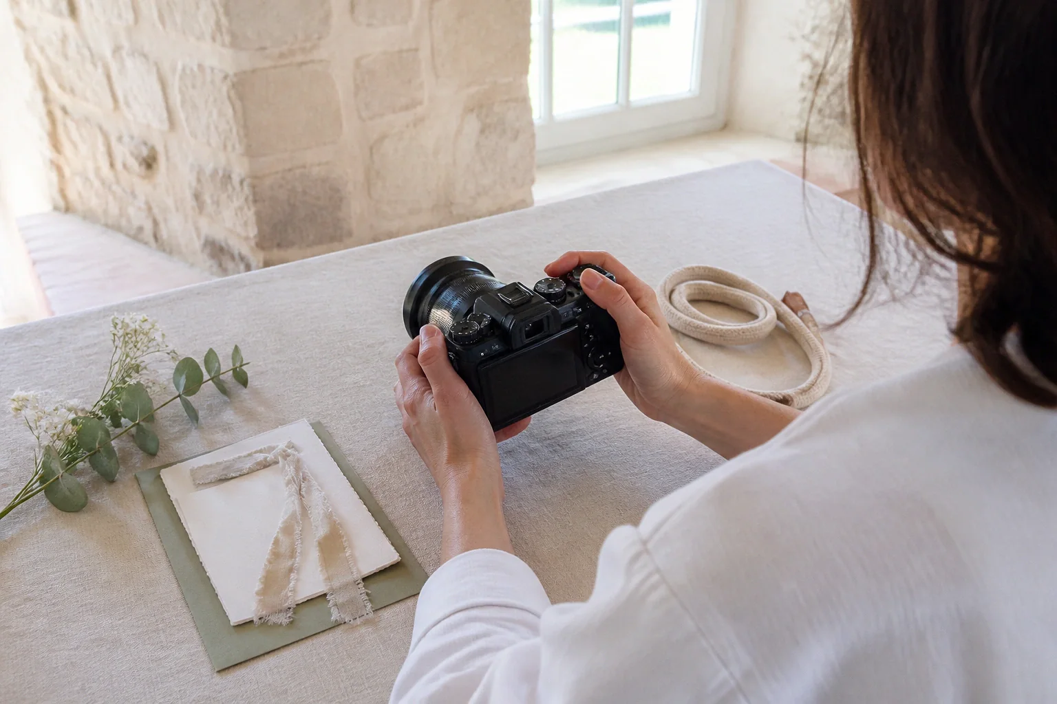 Appareil photo et accessoires de reportage de mariage — illustration générée par IA