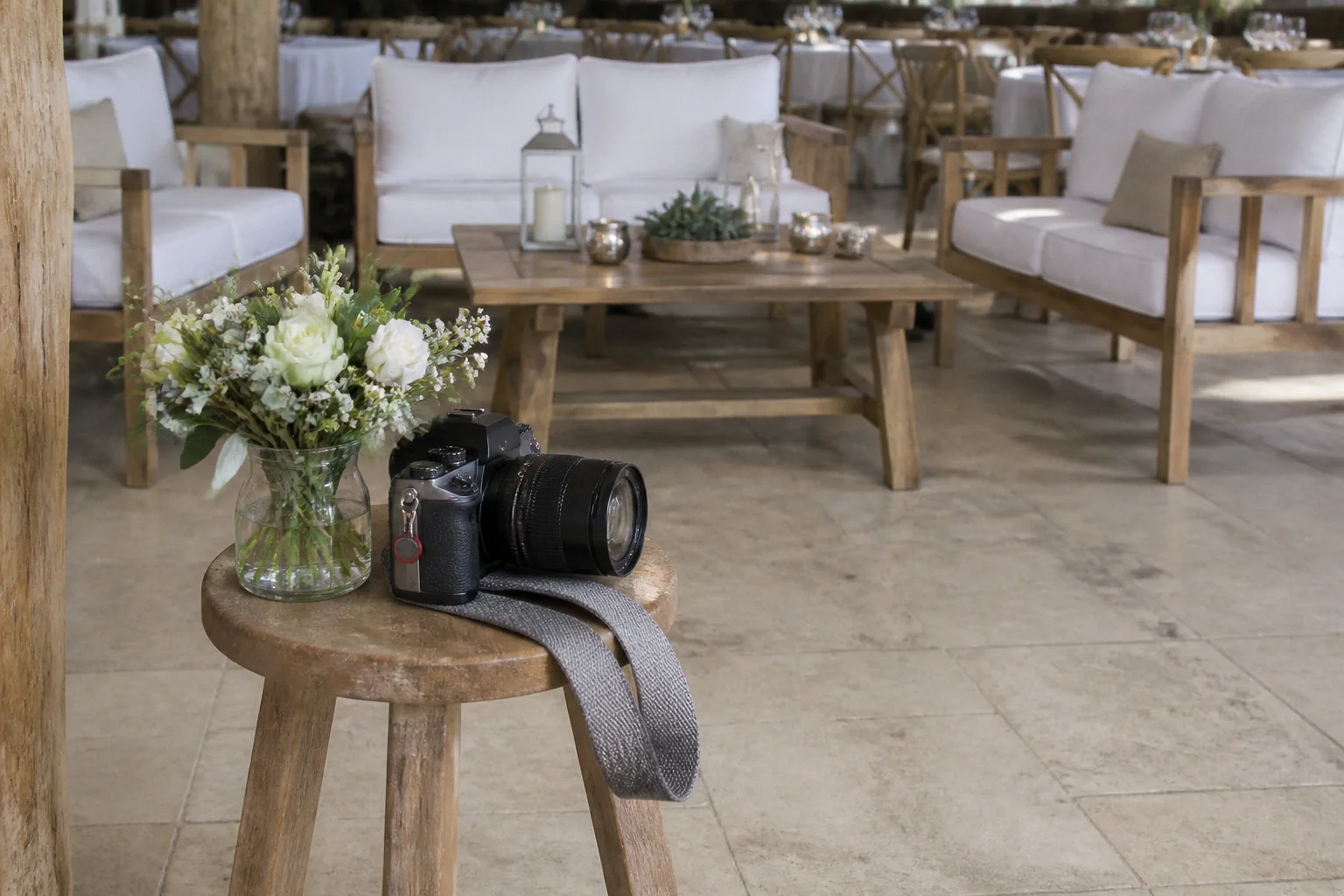 Appareil photo et accessoires de reportage de mariage — illustration générée par IA