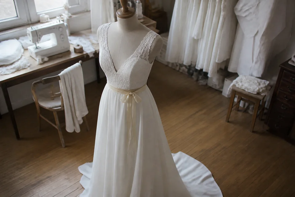 Robe de mariée dans un atelier de confection — illustration générée par IA