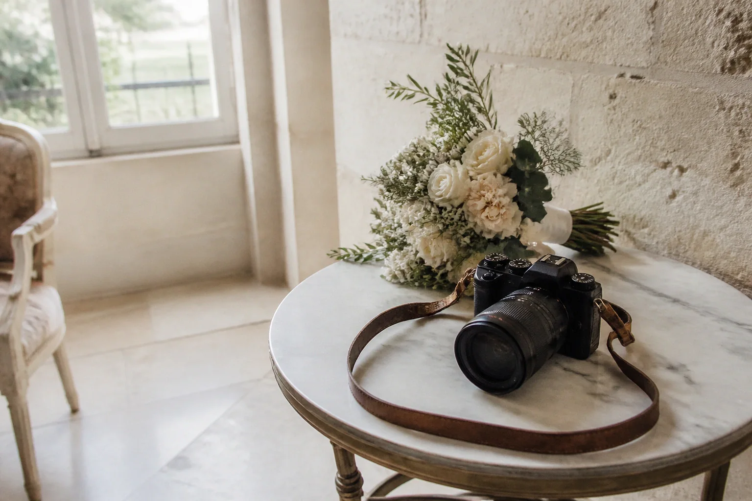 Appareil photo et accessoires de reportage de mariage — illustration générée par IA