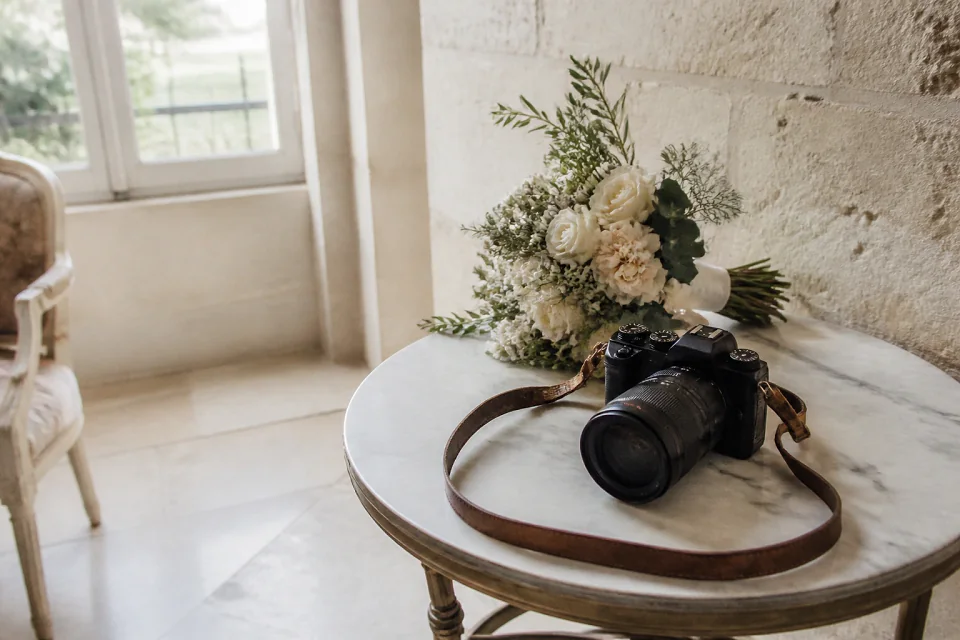 Appareil photo et accessoires de reportage de mariage — illustration générée par IA