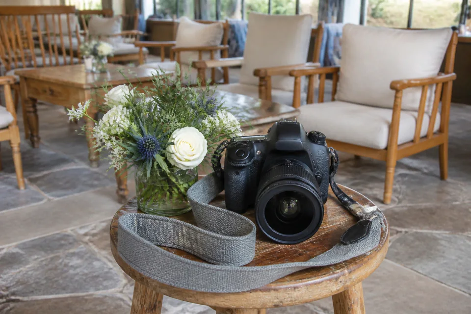 Appareil photo et accessoires de reportage de mariage — illustration générée par IA