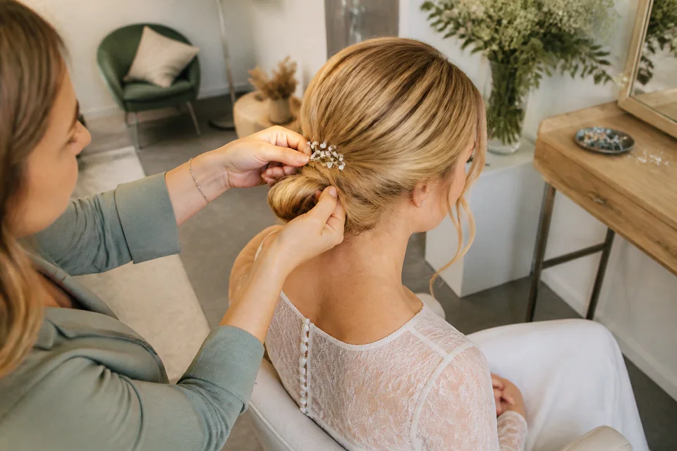 Coiffure de cérémonie vue pendant la préparation — illustration générée par IA