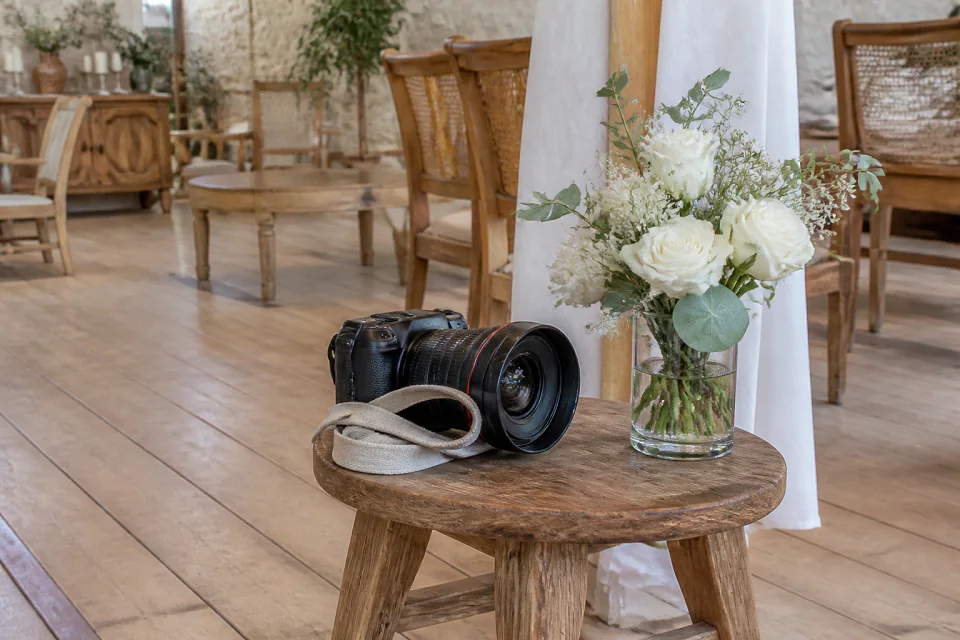 Appareil photo et accessoires de reportage de mariage — illustration générée par IA