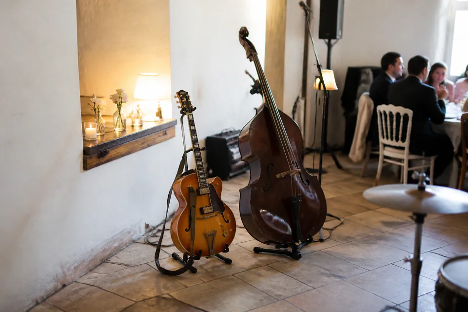 Instruments préparés pour un groupe de mariage — illustration générée par IA