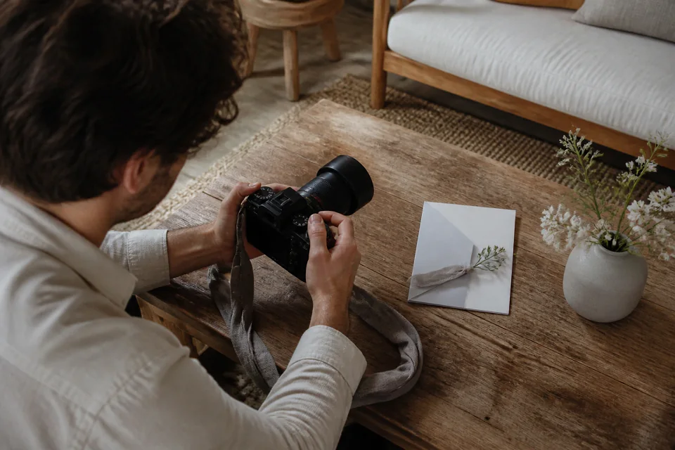 Appareil photo et accessoires de reportage de mariage — illustration générée par IA