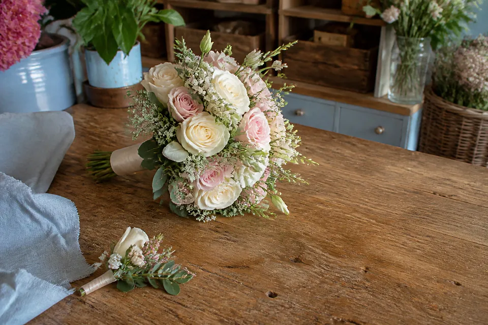 Préparation florale pour un mariage — illustration générée par IA