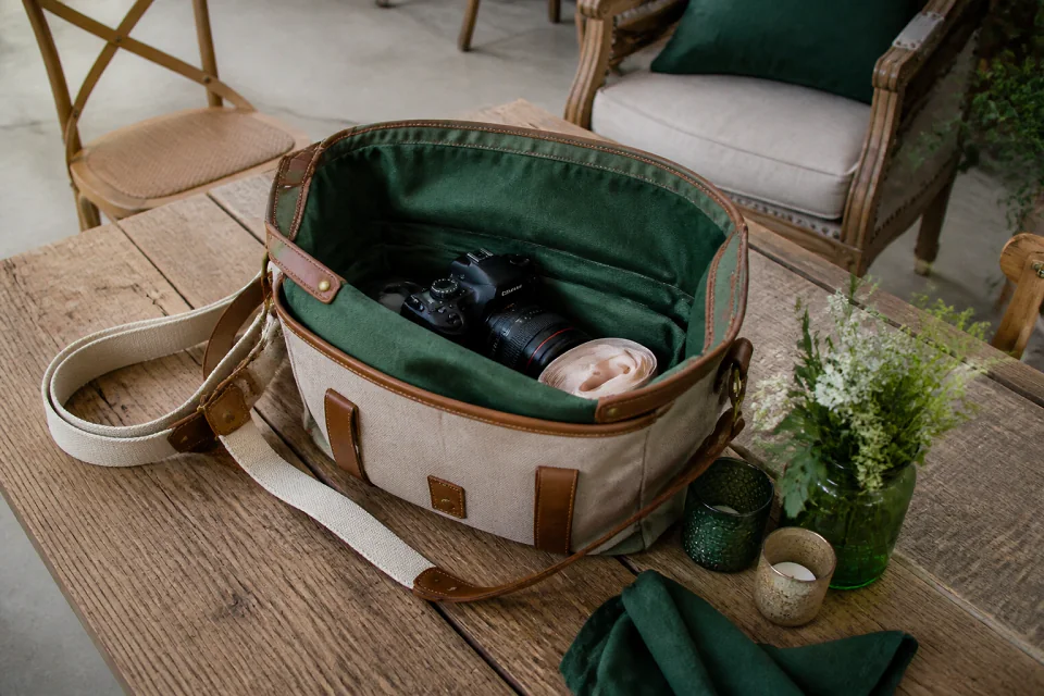 Appareil photo et accessoires de reportage de mariage — illustration générée par IA