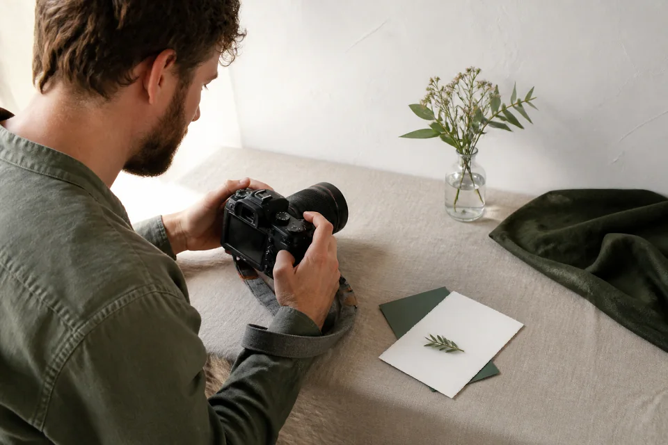 Appareil photo et accessoires de reportage de mariage — illustration générée par IA