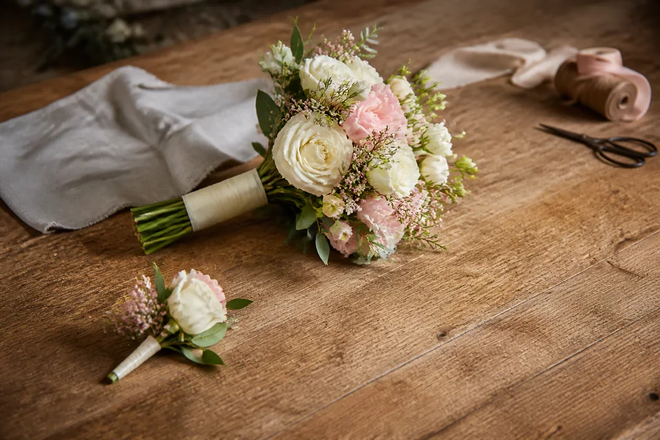 Préparation florale pour un mariage — illustration générée par IA