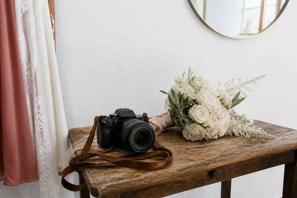 Appareil photo et accessoires de reportage de mariage — illustration générée par IA